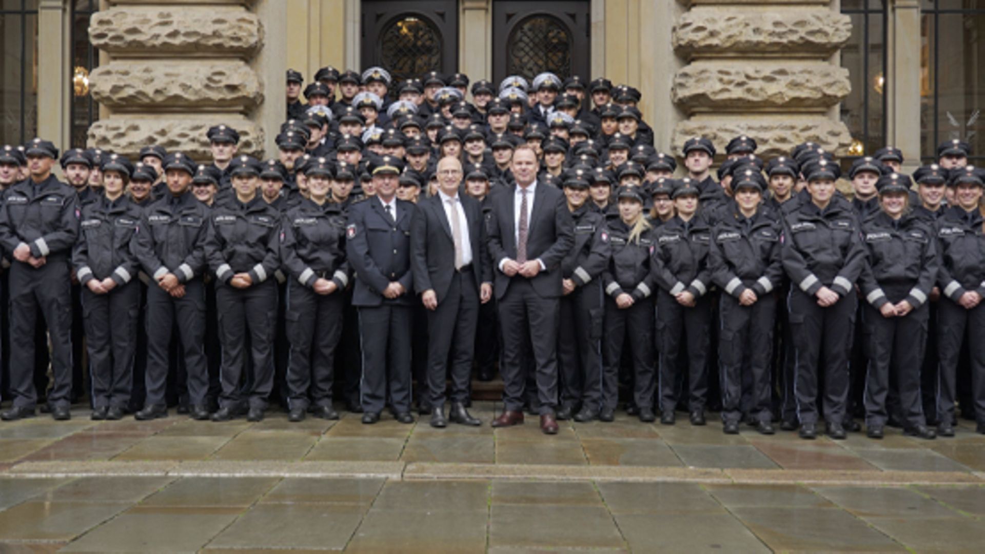Vereidigung von Nachwuchskräften der Hamburger Polizei im Rathaus