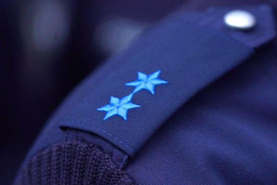 Foto mit Schulterklappe mit zwei blauen Sternen